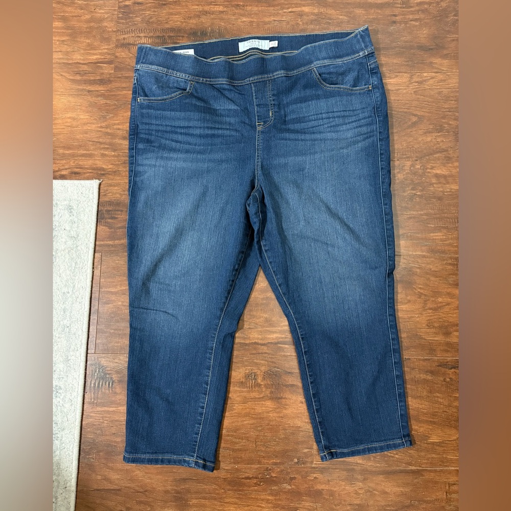 Torrid - lean Jean stretch denim crops size 2
